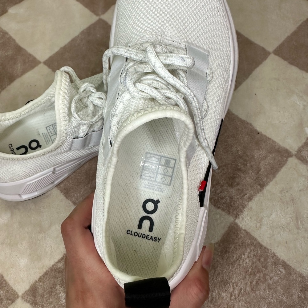 On Cloudeasy White Sneakers - Picture 7 of 9